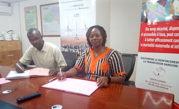 Oumar Toguyeni d’Iamgold Essakane SA et Alice Rosine Kiba/Koumaré du CNTS ont signé la convention
